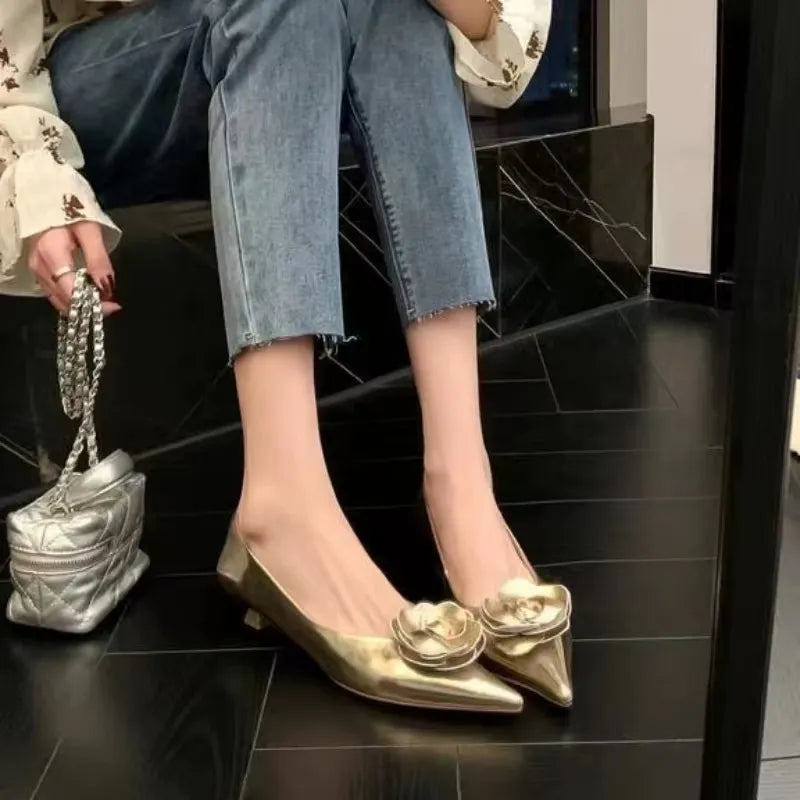 Chaussure femme élégante avec fleur en relief – Talon bas et confort au quotidien