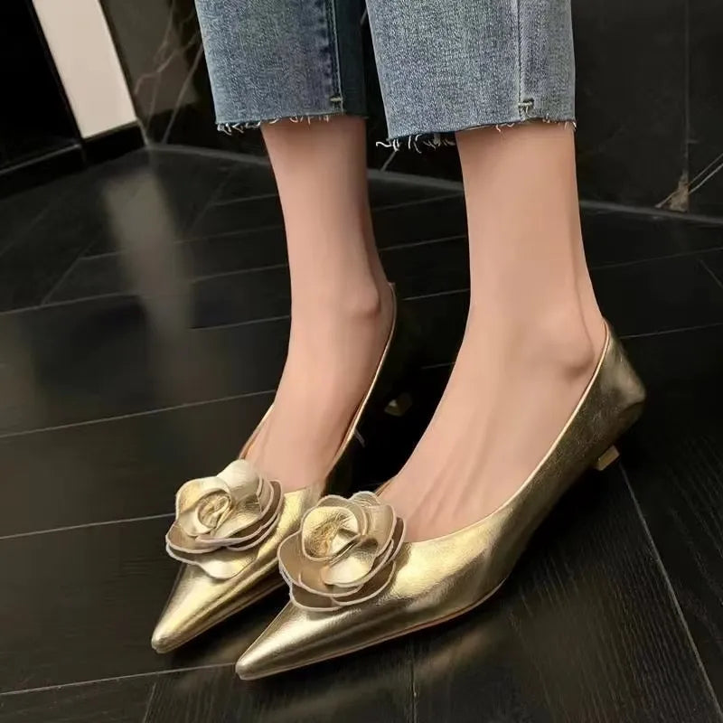 Chaussure femme élégante avec fleur en relief – Talon bas et confort au quotidien
