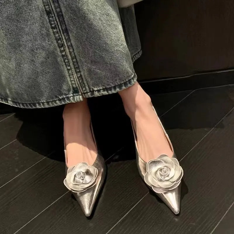 Chaussure femme élégante avec fleur en relief – Talon bas et confort au quotidien
