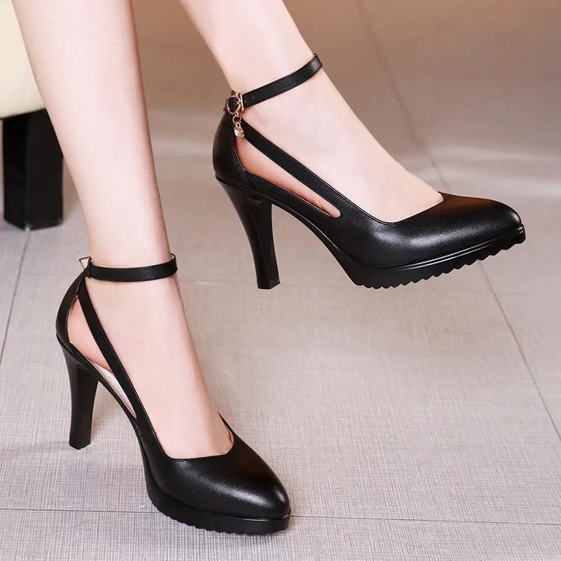 Escarpins noirs à talons hauts – Bout pointu & bride cheville