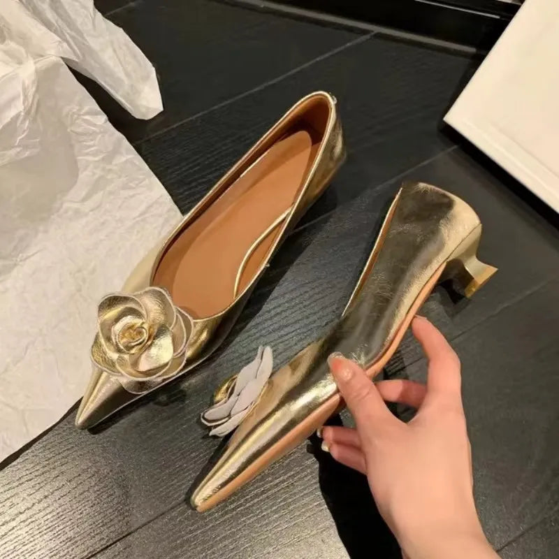 Chaussure femme élégante avec fleur en relief – Talon bas et confort au quotidien
