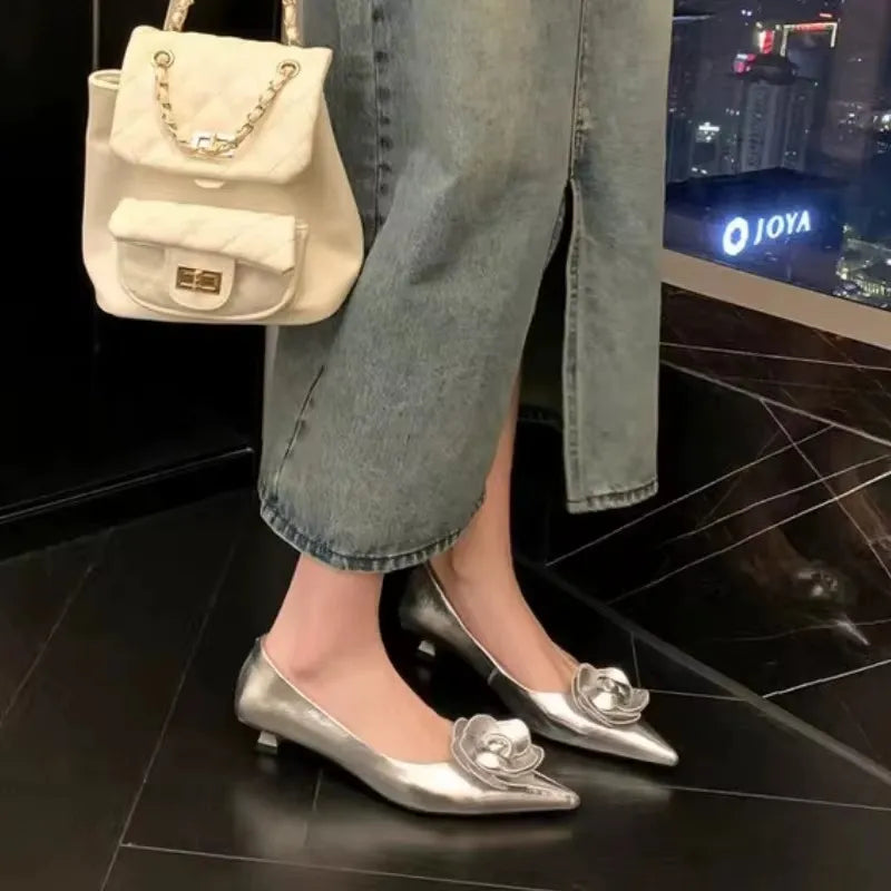 Chaussure femme élégante avec fleur en relief – Talon bas et confort au quotidien